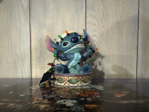 Figurine Stitch enveloppée de lumières