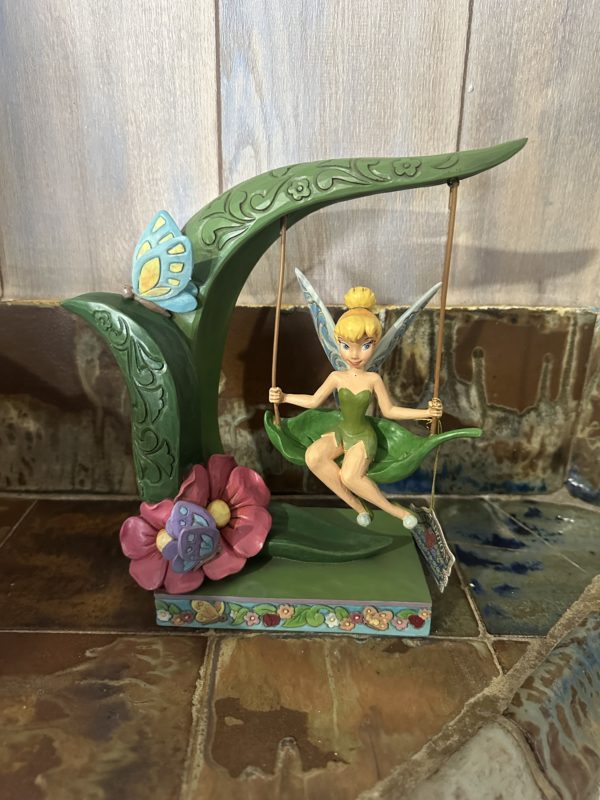 Suspendu dans la musique printanière (Figurine de la Fée Clochette sur balançoire)