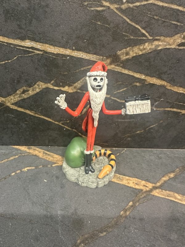 Jack vole la figurine de Noël